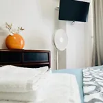 Elegant, Airy & Comfortable Wparking Parliament Apartment