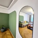 Elegant, Airy & Comfortable Wparking Parliament Apartment