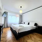Elegant, Airy & Comfortable Wparking Parliament Apartment