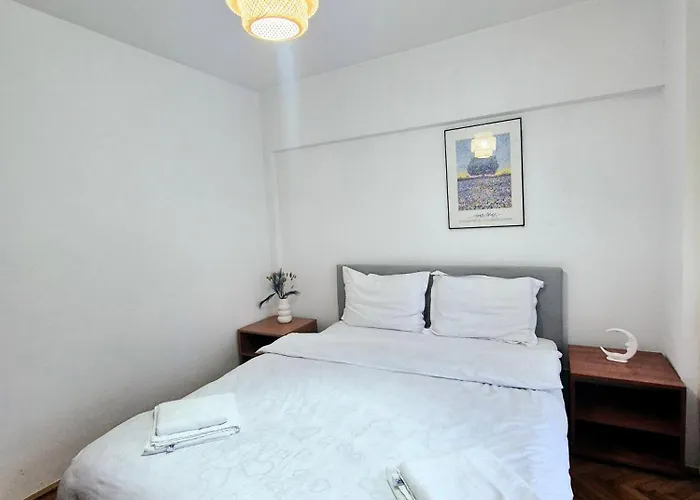 Airy & Comfy With Parking - Tranquil Unirii Apartment Bucharest